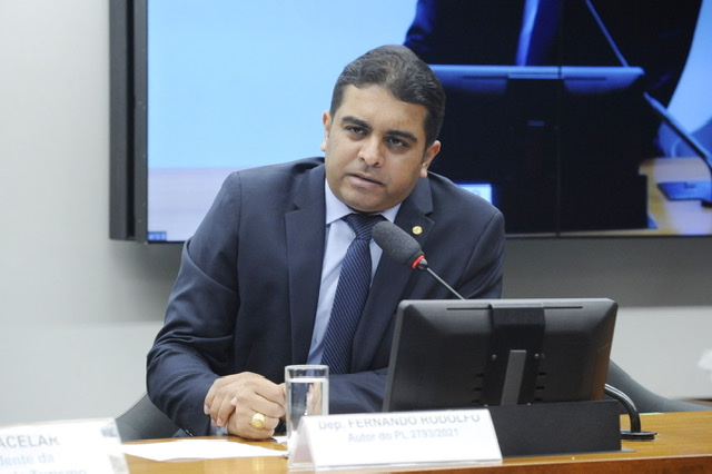 Cenário Político: Fernando Rodolfo peita partido contra PEC