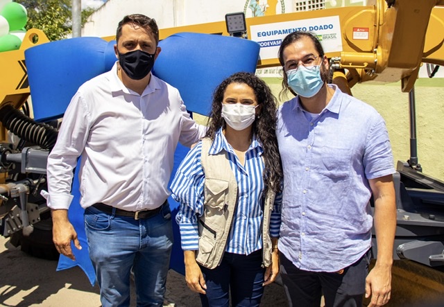 Prefeita de Bezerros entrega máquina agrícola ao município