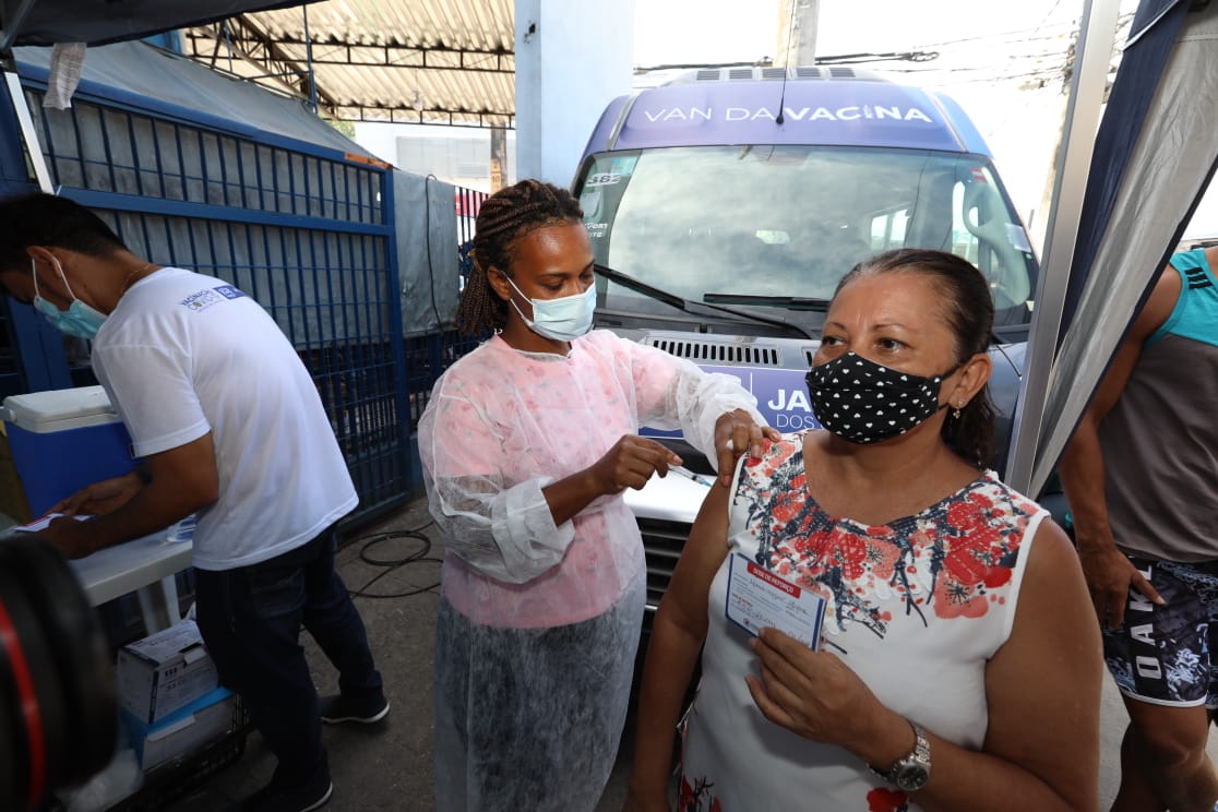 Van da Vacina amplia busca ativa no Jaboatão