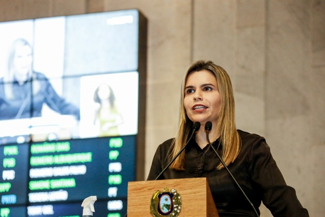 Deputada elogia governo Bolsonaro por Enem 2021