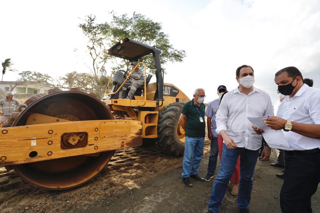 Em Lajedo, Paulo vistoria obras de requalificação da PE-170