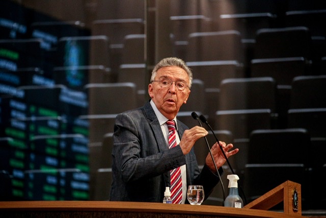 Queiroz aponta contradição em votos do PSDB na PEC