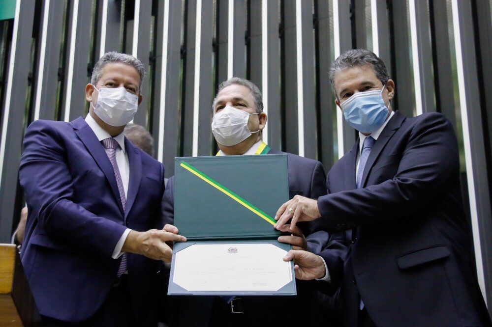 Eriberto Medeiros recebe Medalha do Mérito Legislativo na Câmara dos Deputados