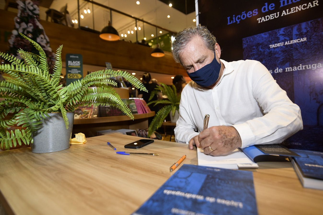 Tadeu Alencar comemora sucesso de lançamento do livro
