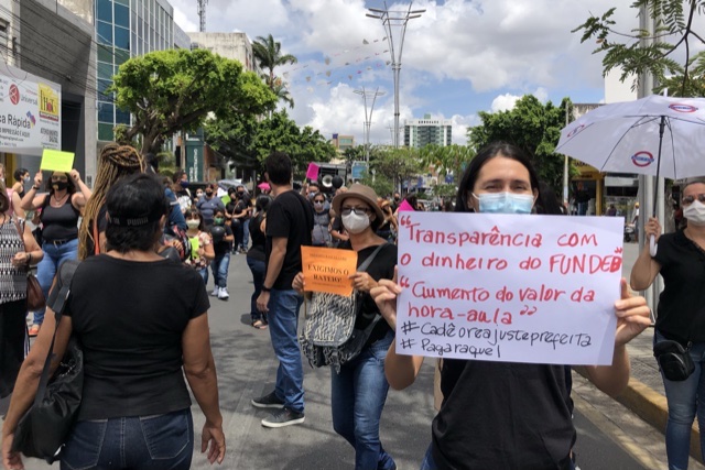 Professores da rede municipal realizam protesto em Caruaru