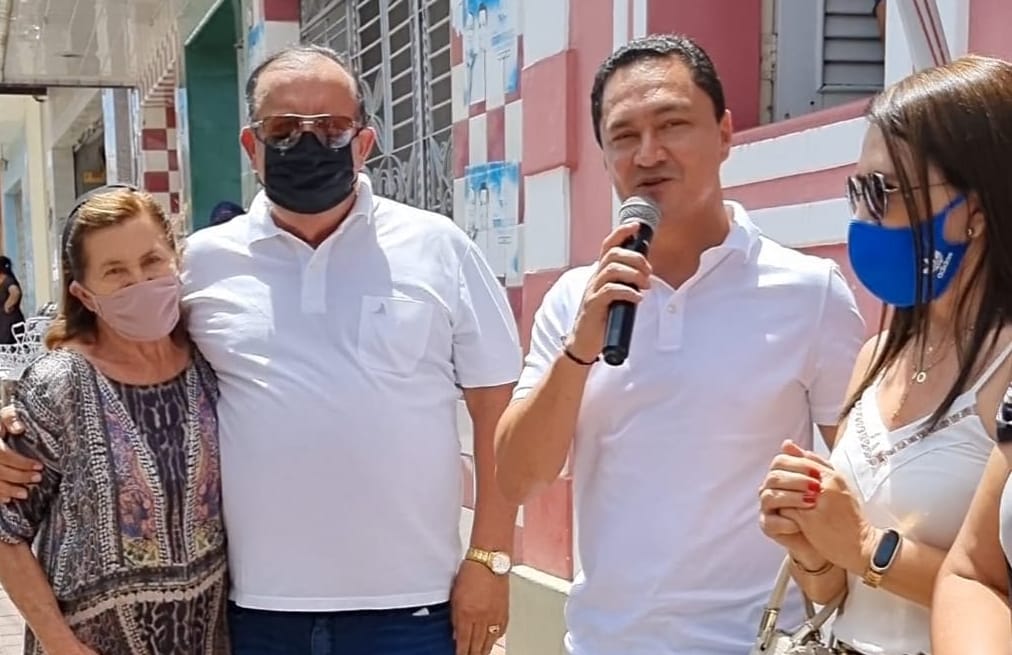 André Ferreira entrega retroescavadeira a Vertentes