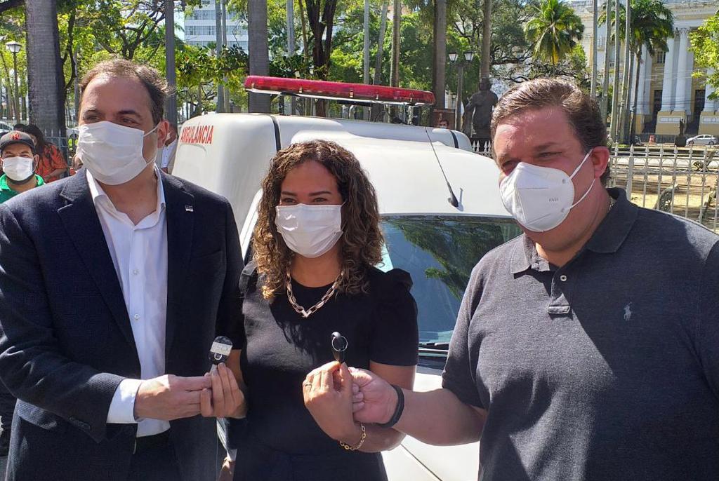 Wolney Queiroz entrega ambulâncias para Caruaru