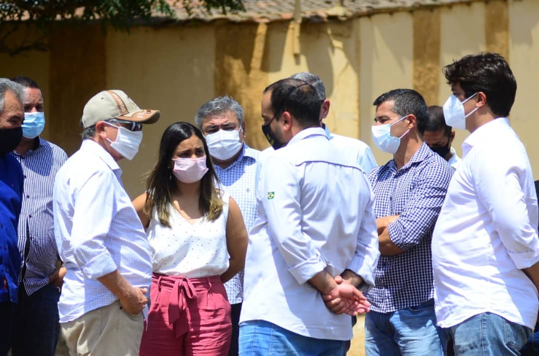 Fernandha Batista vistoria andamento de obras no Sertão