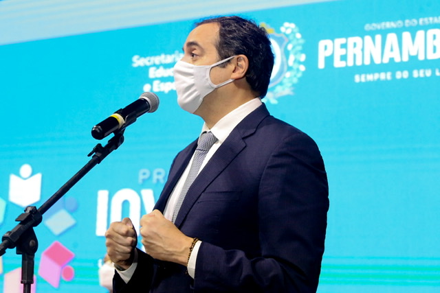 Paulo Câmara anuncia R$ 250 milhões para programa escolar