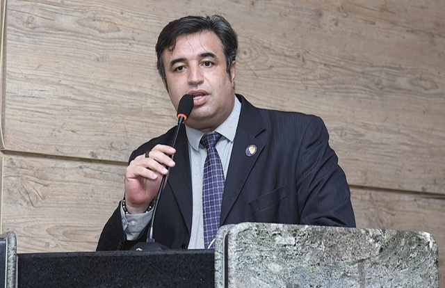 Bruno comemora projetos de valorização dos professores