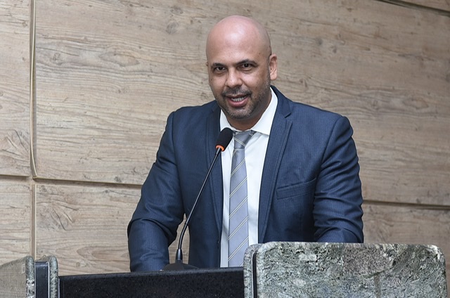 Anderson reunirá imprensa para confraternização