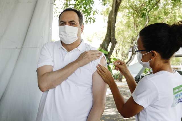 Paulo recebe dose de reforço da vacina contra Covid-19