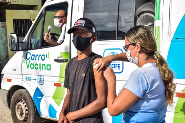 Carro da Vacina recebe reforço da cantora Michelle Melo