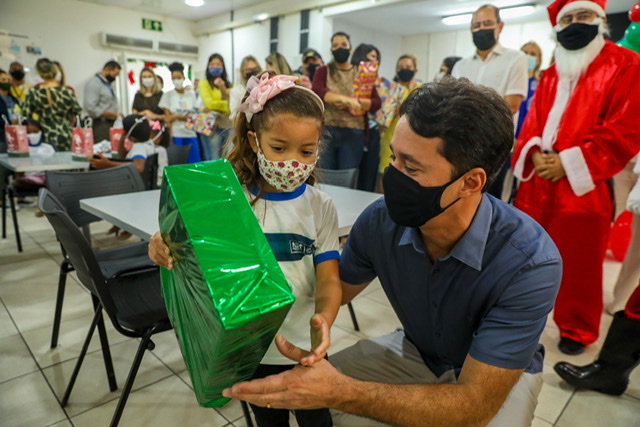 Crianças da rede municipal ganham presentes de Natal dos servidores do Jaboatão