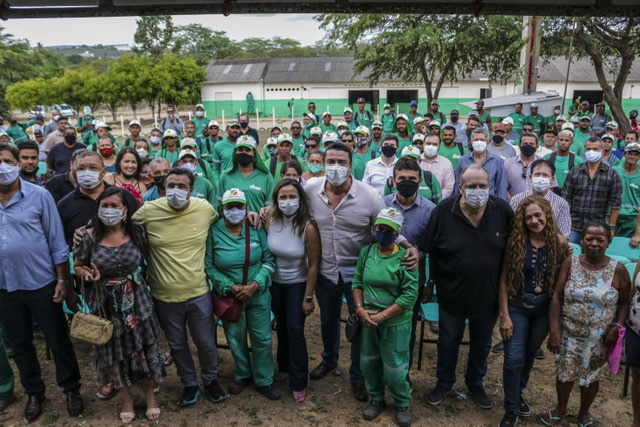 Rodrigo participa de confraternização com agentes de limpeza