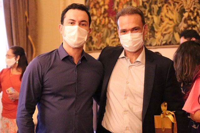 Clodoaldo prestigia aniversário de chefe da Casa Civil