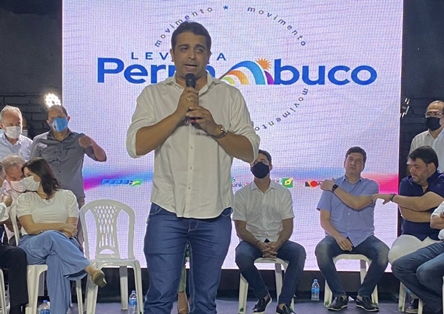 Fernando Rodolfo reaparece em evento com Raquel Lyra