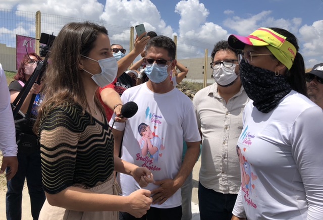Raquel recebe pais da menina Beatriz em Caruaru