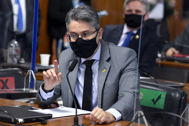 Senador recorre ao STF contra atraso na vacinação de crianças