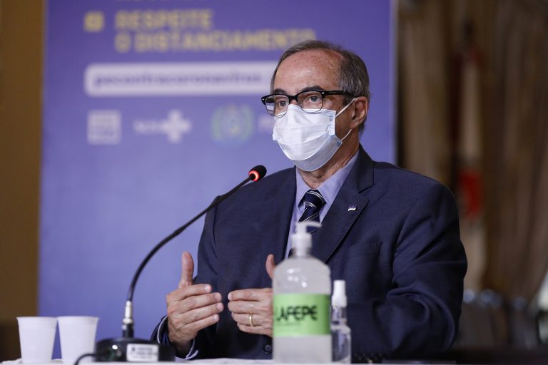 Após denúncia, Pedro Eurico pede afastamento do cargo