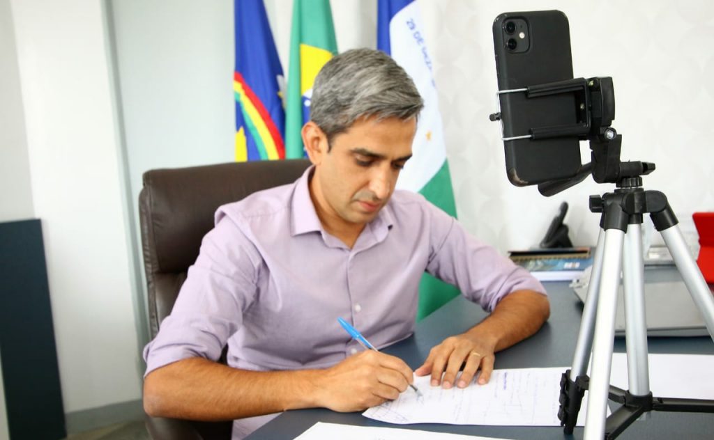 Fábio Aragão anuncia “bônus tecnológico” para professores efetivos do município