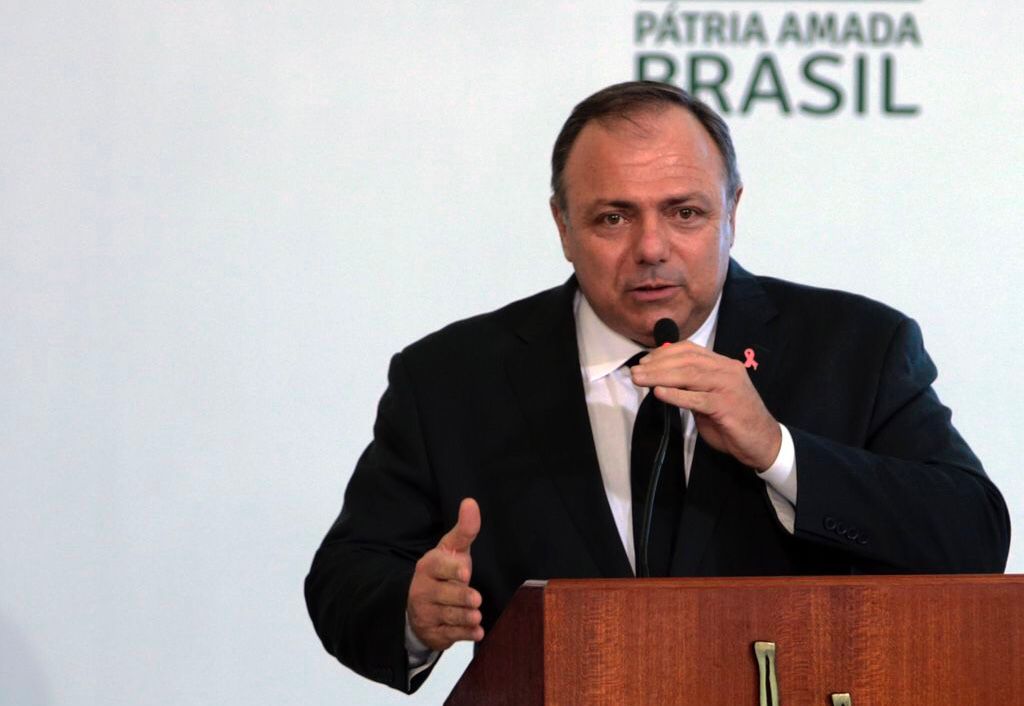 Pazuello é hospitalizado após acidente de moto