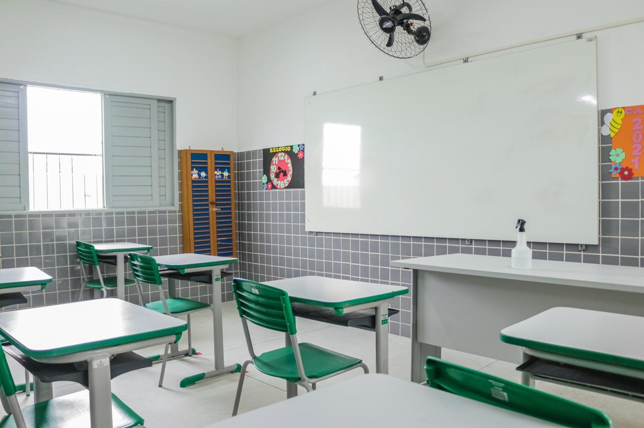 Projeto extingue cargos e aumenta salários de comissionados na rede municipal de Caruaru