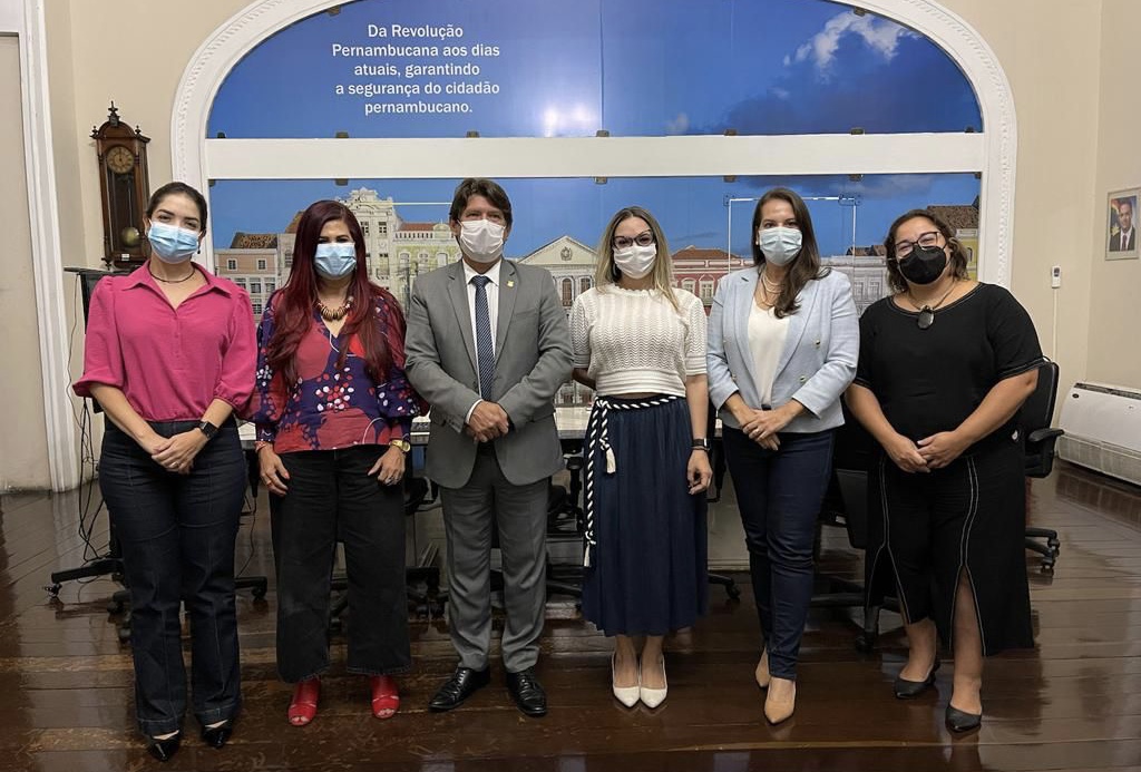 Gleide discute a implantação de novas Delegacias da Mulher