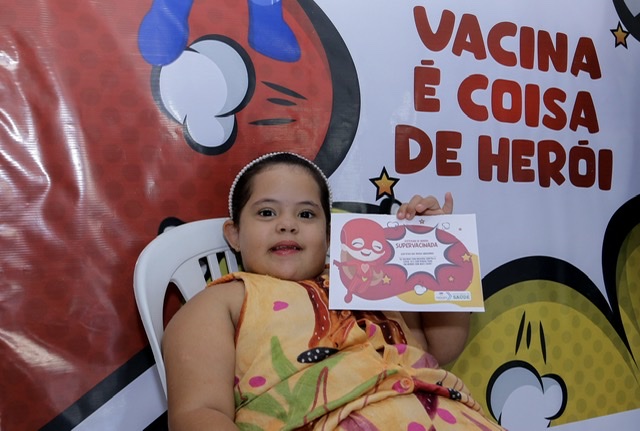 Primeira criança é vacinada contra a Covid-19 em Santa Cruz