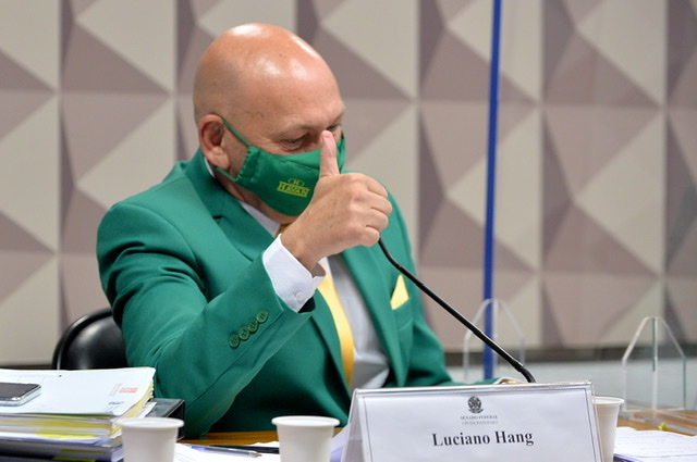 Twitter reativa conta de Luciano Hang