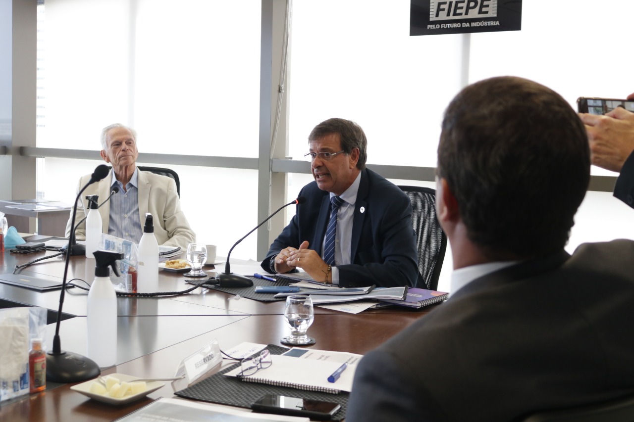 Gilson Machado Neto se reúne com empresários da FIEPE