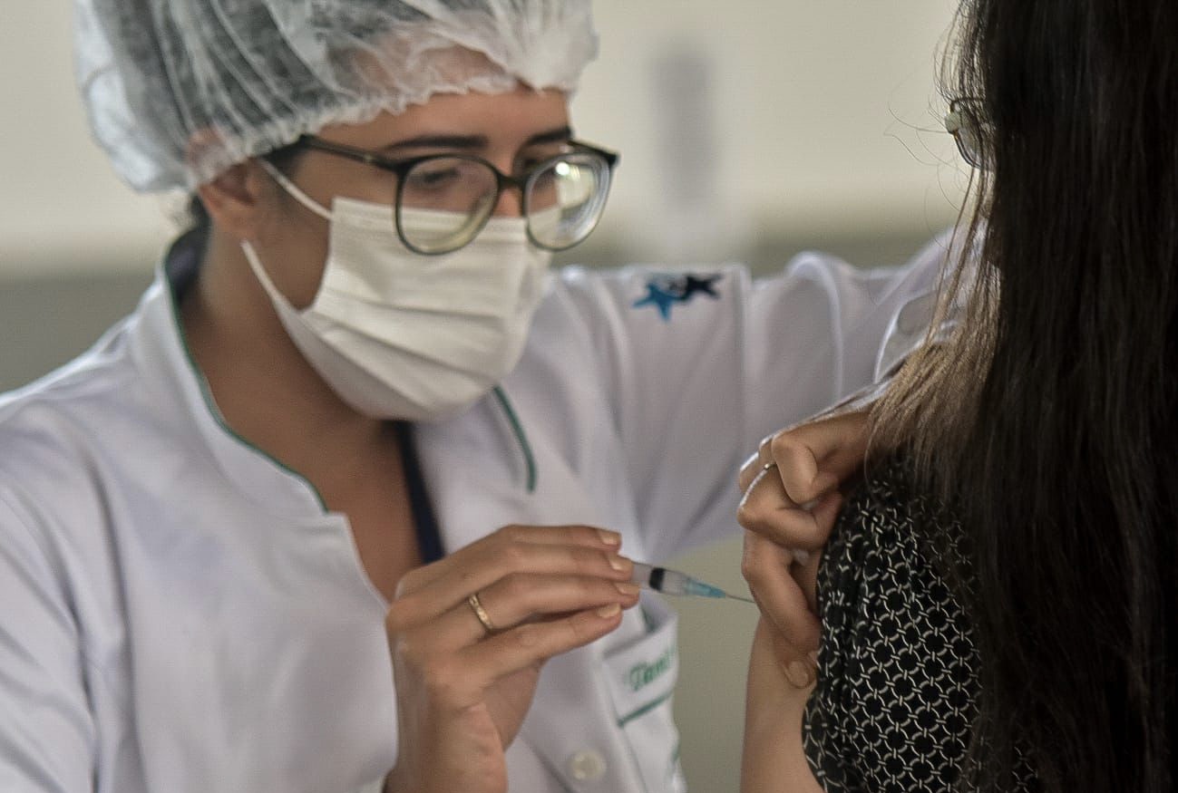 Ponto de vacinação para adultos é instalado na Via Parque