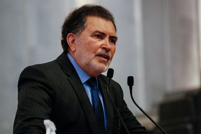 Tony comemora ordem de serviço para obras da PE-145