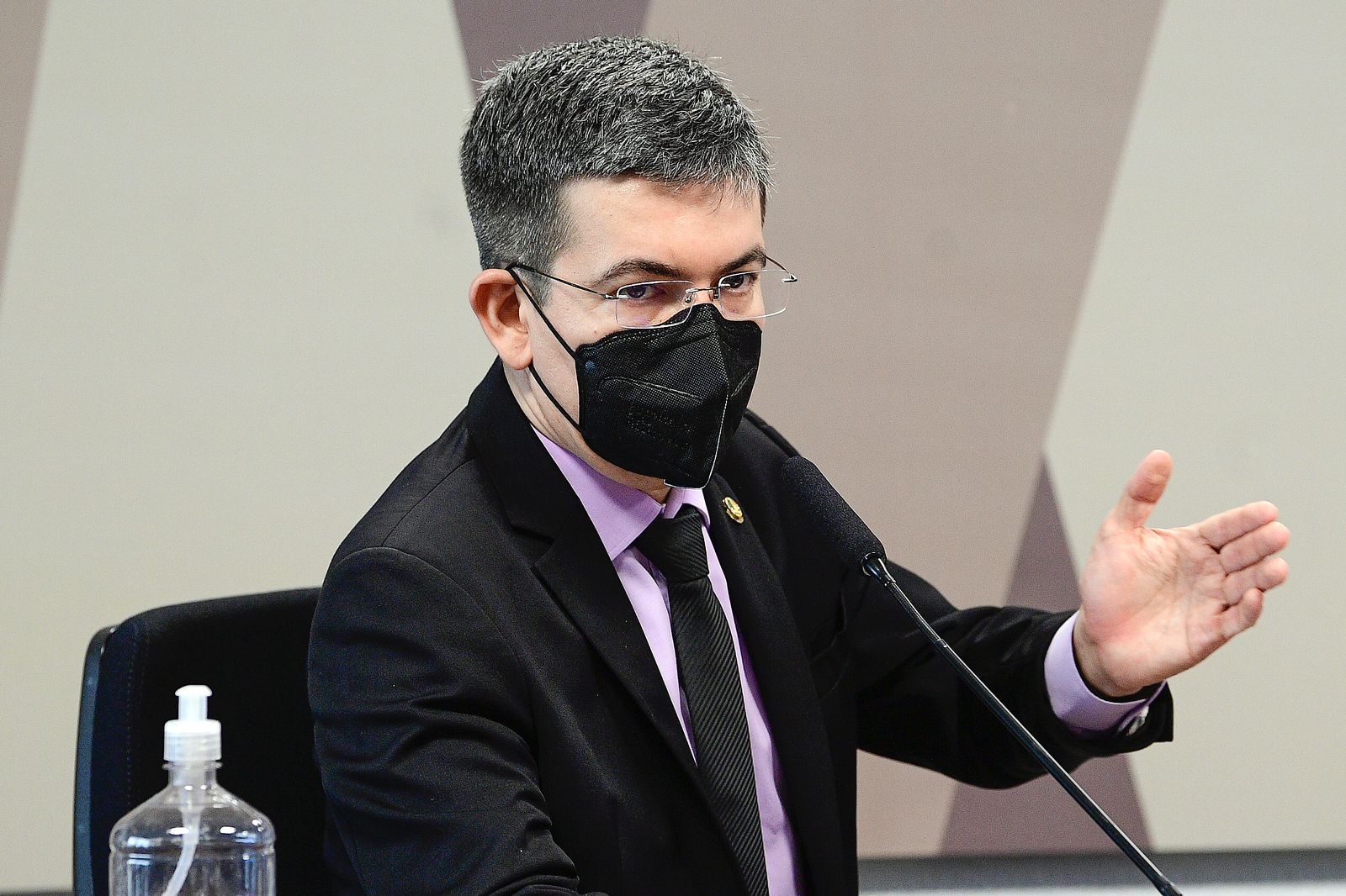 Randolfe testa positivo para a Covid-19