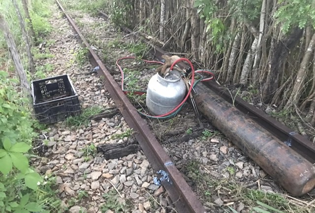 PRF prende homens que furtavam trilhos de trem em Pombos