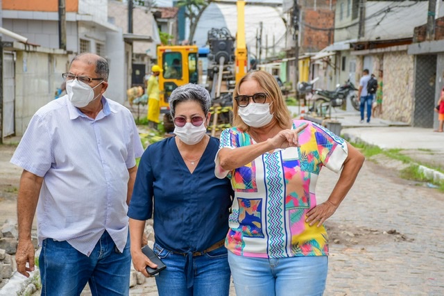 Nadegi vistoria obras de infraestrutura em Camaragibe