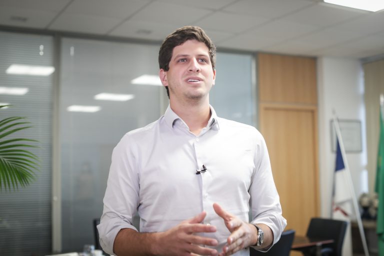 João Campos vai anunciar apoio à cadeia produtiva do Carnaval