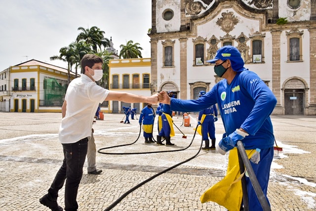 João Campos acompanha mutirão de limpeza no Pátio do Carmo