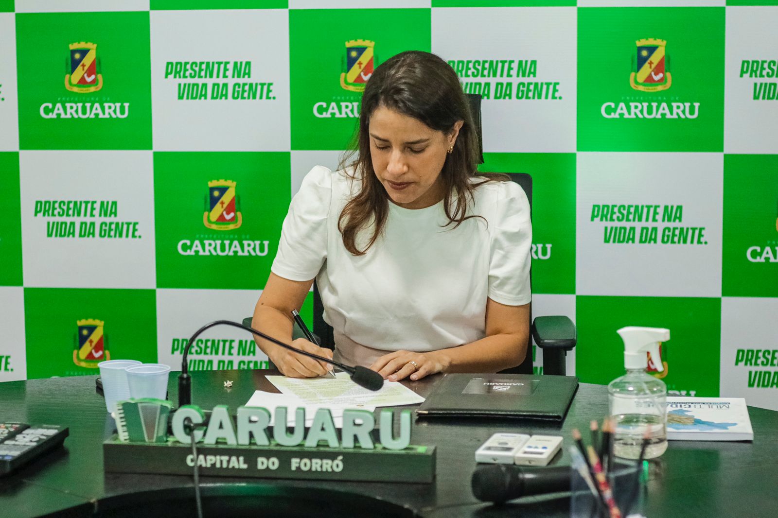 Raquel assina decreto que detalha pagamento do Fundeb em Caruaru