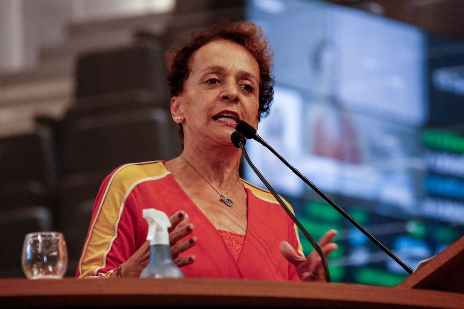 “Quem se ausenta da cidade para se autopromover é a prefeita”, diz Laura após críticas de Raquel Lyra