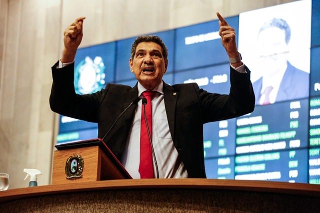 Deputado discursa na Alepe contra projeto que libera publicidade de armas 