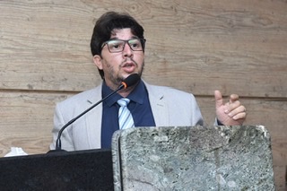 Fagner vai acionar TCE após apreensão de ônibus escolares em Caruaru