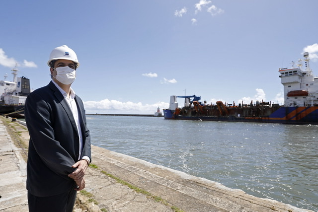 Paulo Câmara vistoria obras de dragagem do Porto do Recife