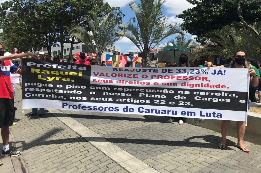 Raquel Lyra é alvo de novo protesto dos professores 