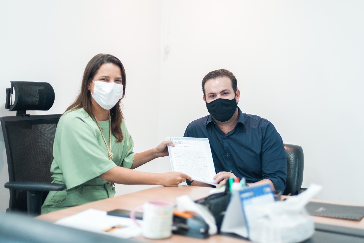 Raquel assina escritura para doação do terreno para UPE Caruaru