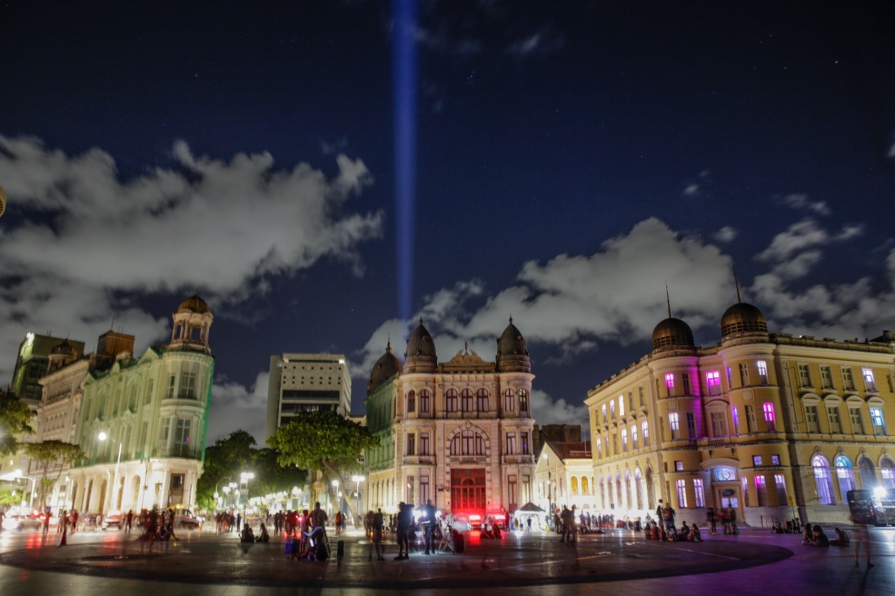 Prefeitura do Recife monta “Torre da Paz” no Marco Zero