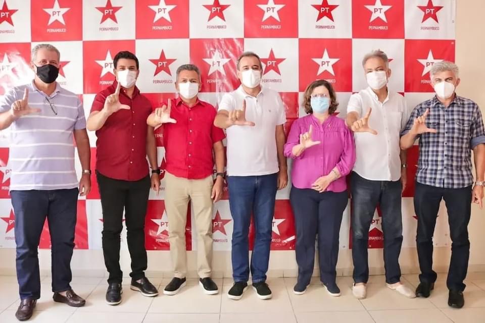 Danilo Cabral se reúne com membros do PT