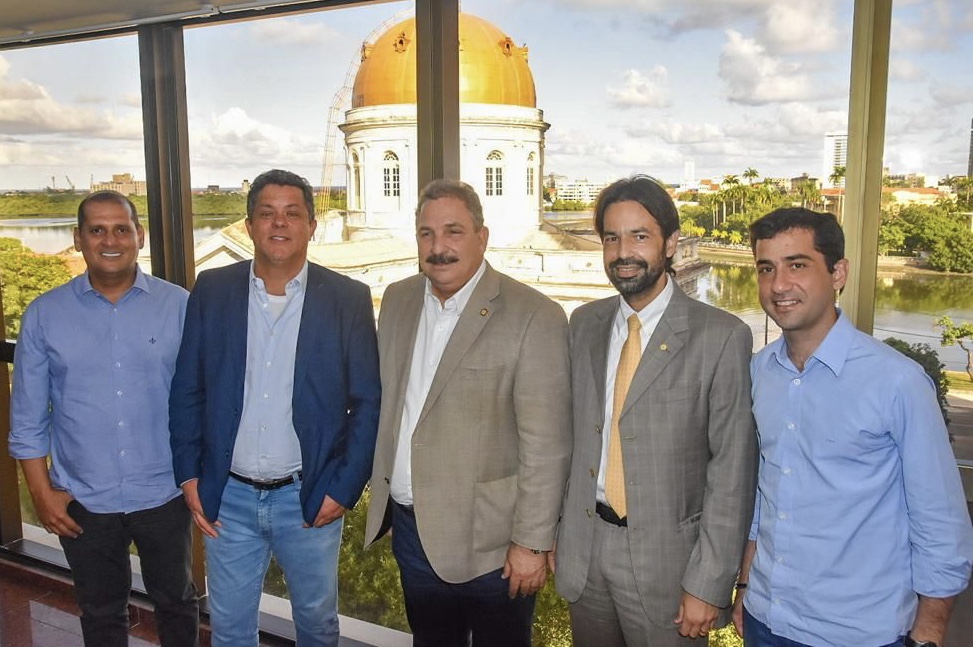 Eriberto recebe representante da União de Parlamentares da América do Sul