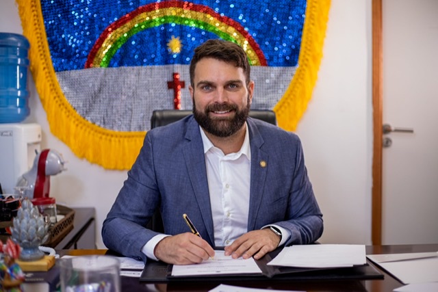 Gustavo Gouveia inicia 2022 com sete leis sancionadas