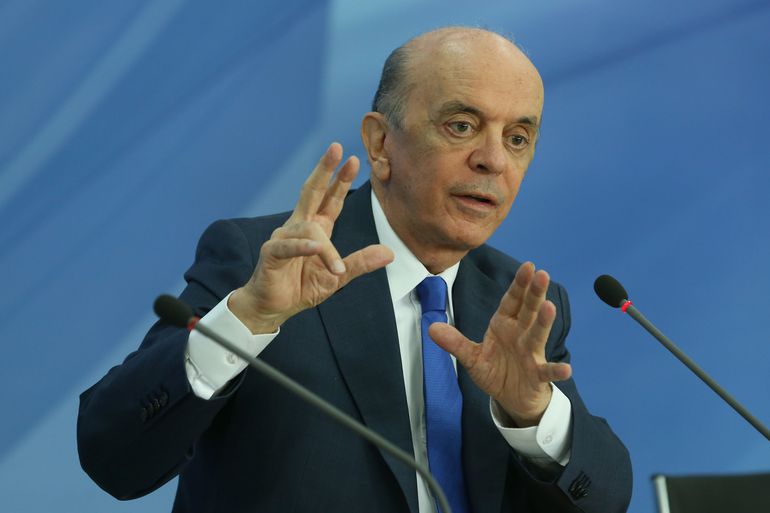 Serra reassume cadeira no Senado